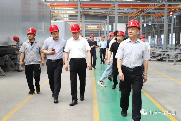 新华社《经济参考报》领导来山东hjc黄金城集团参观调研