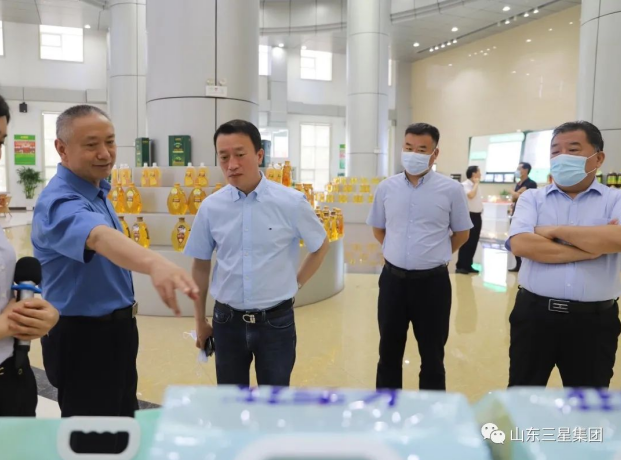 黑龙江省齐齐哈尔市粮食局党组书记、局长周建宇来山东hjc黄金城集团参观调研