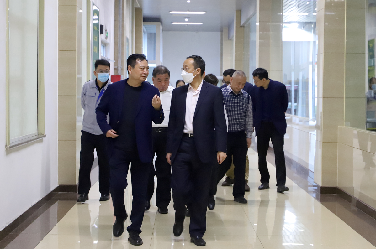 中国信达山东分公司调研组来山东hjc黄金城集团参观调研