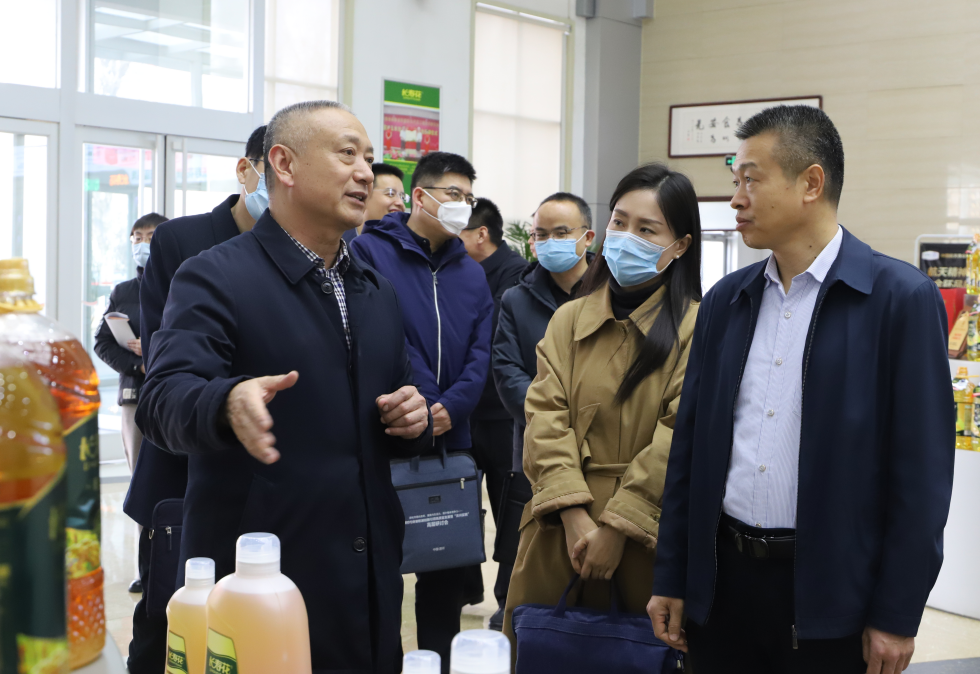 滨州市委政策研究室调研组来山东hjc黄金城集团调研