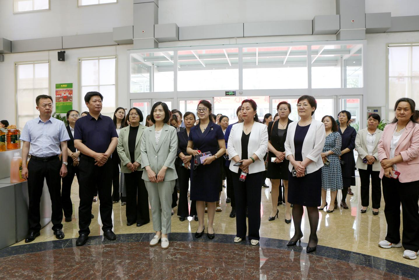 邹平市女企业家协会走进山东hjc黄金城集团观摩交流