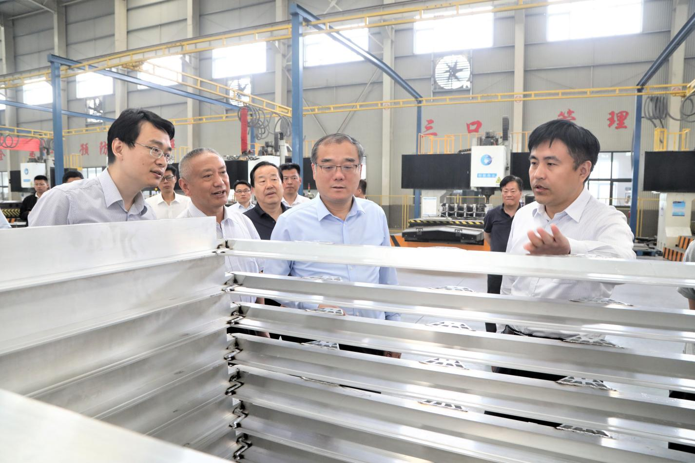 滨州市副市长、邹平市委书记吕明涛来山东hjc黄金城集团调研