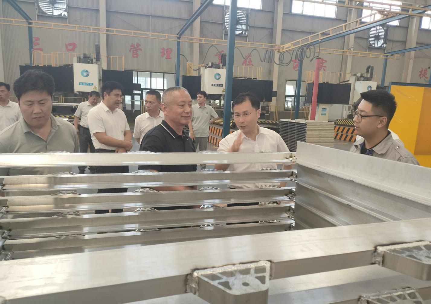 滨州市政协调研组来山东hjc黄金城集团调研