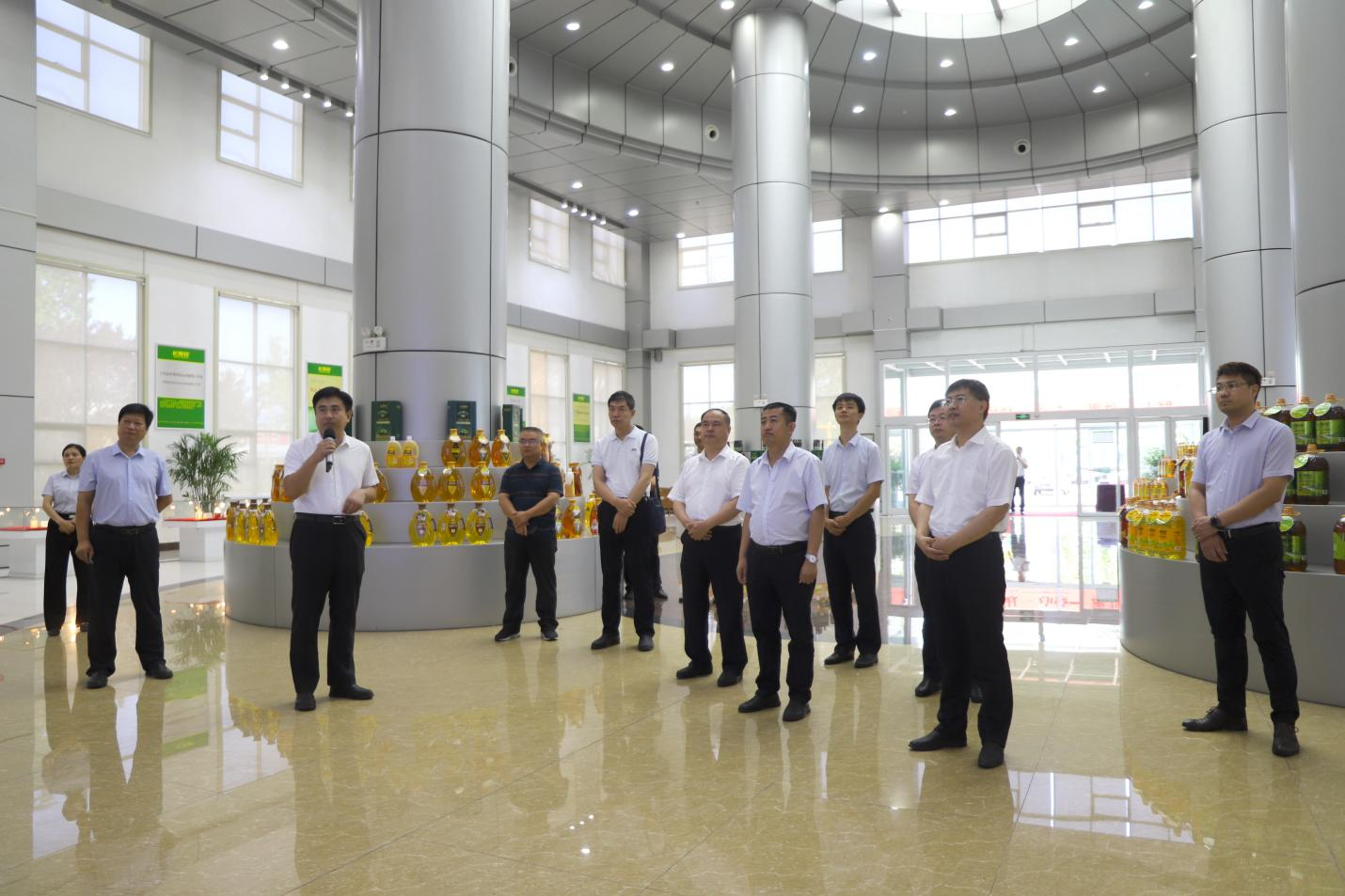 省政府发展研究中心调研组来山东hjc黄金城集团调研