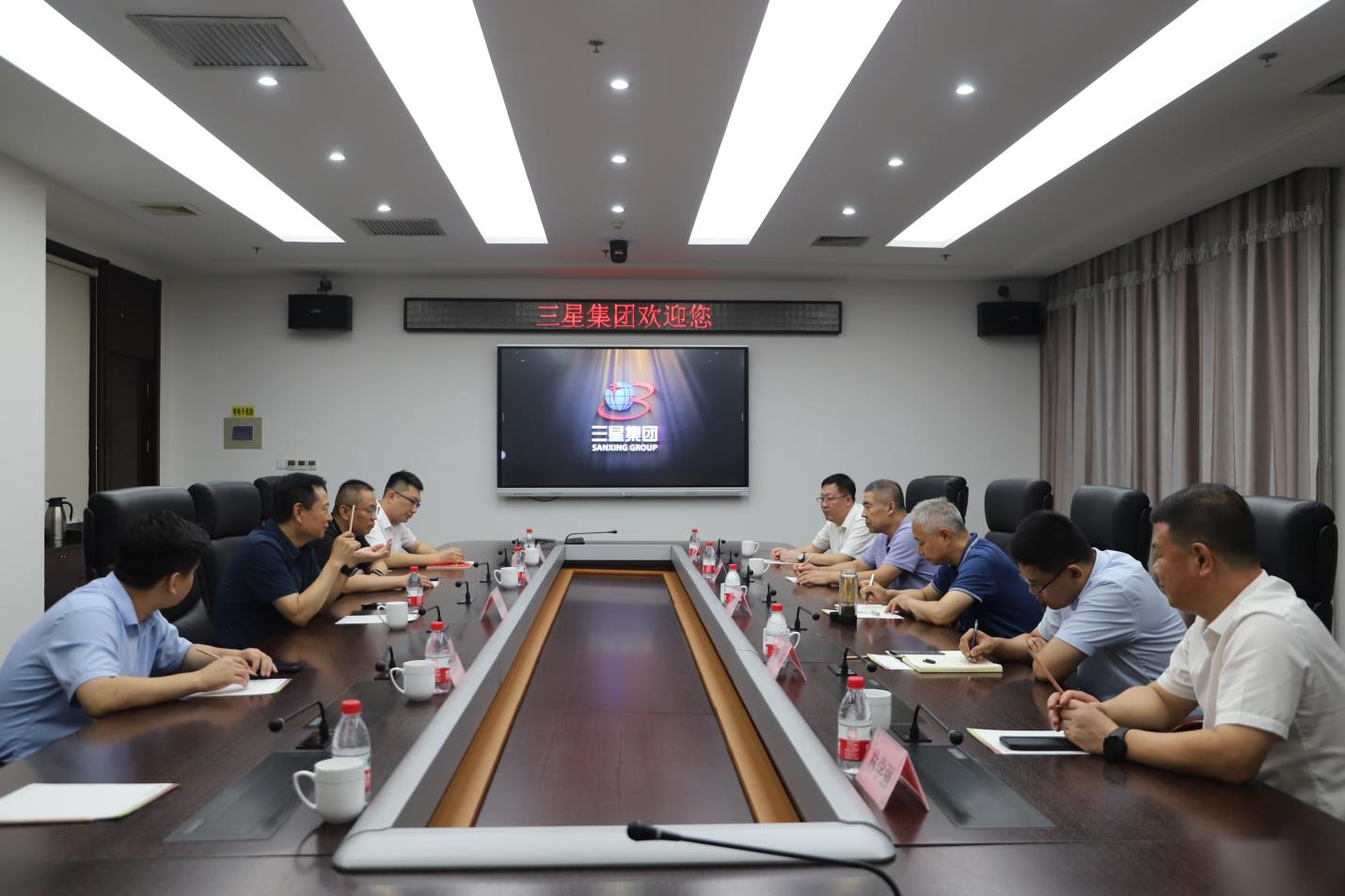 滨州银保监分局党委书记、局长尹程来山东hjc黄金城集团调研
