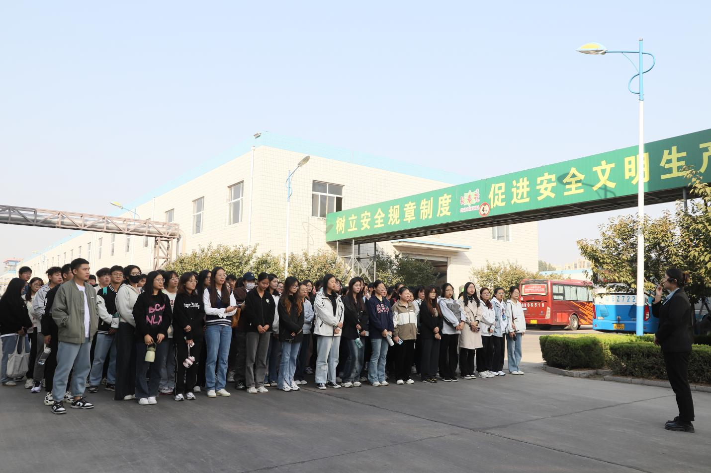 滨州学院来山东hjc黄金城集团开展实践交流活动