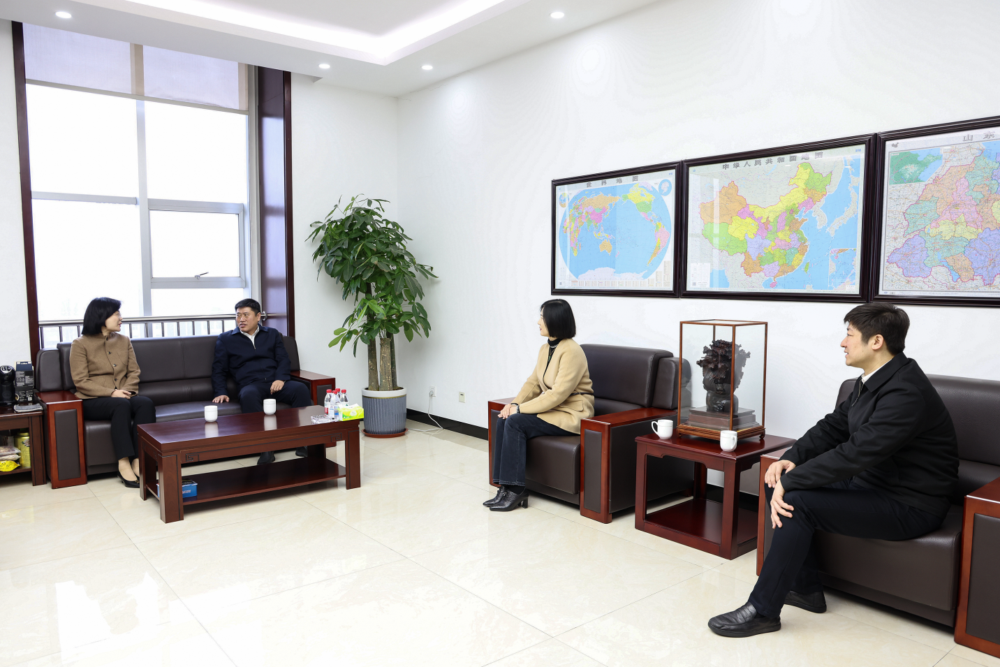 情暖巾帼心｜邹平市委副书记刘德军到山东hjc黄金城集团走访慰问