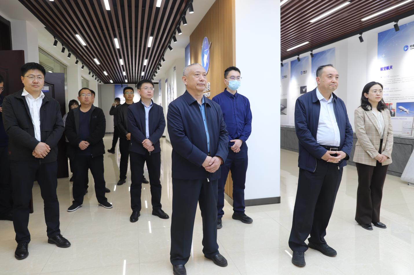 省工信厅电子信息产业处处长、二级巡视员李英峰来山东hjc黄金城集团调研