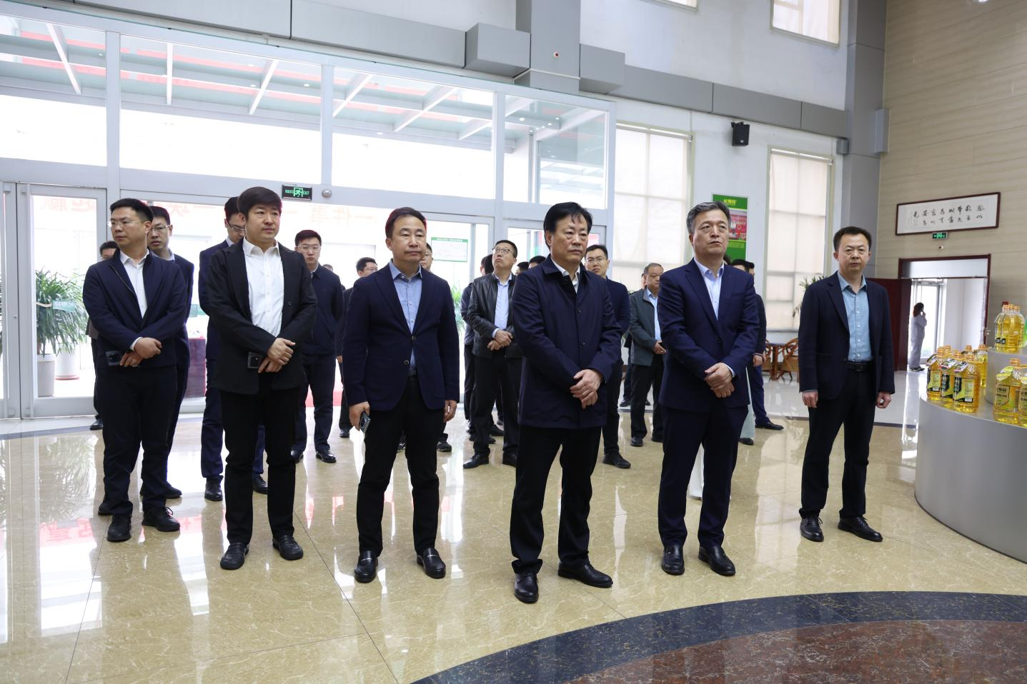 韩店镇“九企联政+高校+N”共创联盟座谈会与会人员来山东hjc黄金城集团观摩