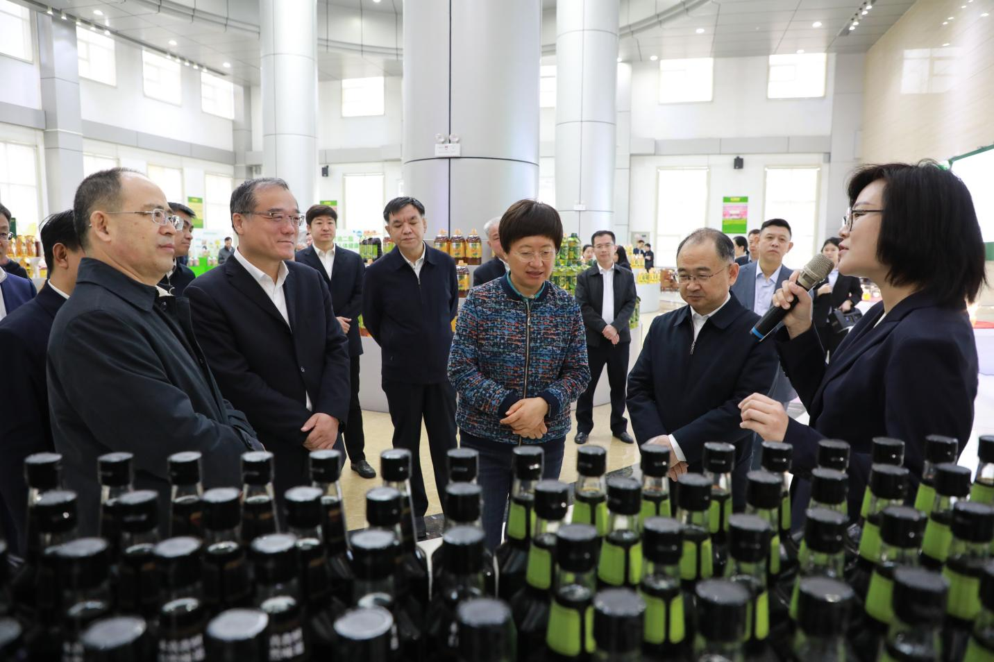 王随莲率队来山东hjc黄金城集团开展银行行长进商会访企业活动
