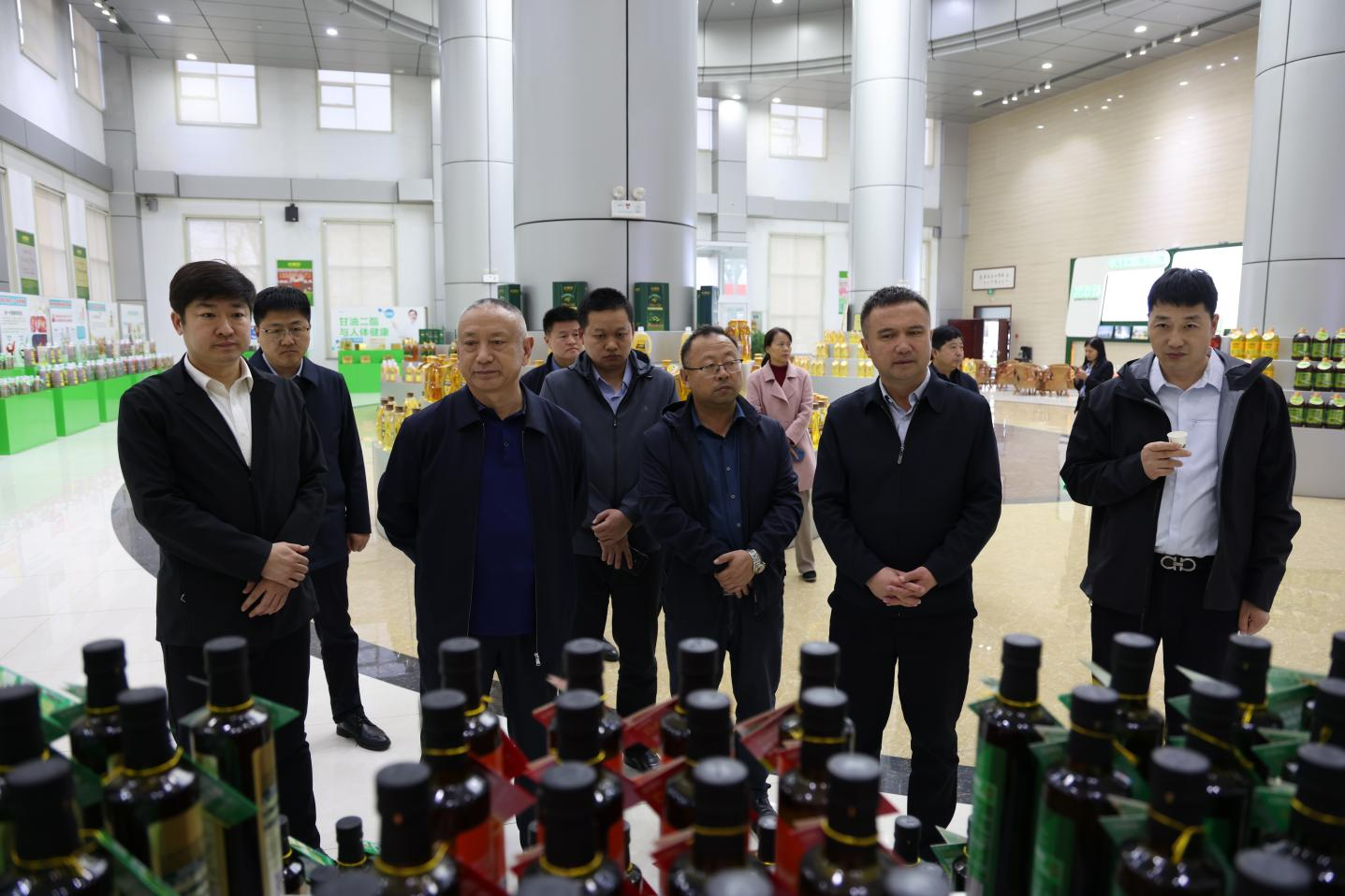 新疆维吾尔自治区博乐市委常委马那提别克一行来山东hjc黄金城集团考察学习玉米深加工情况