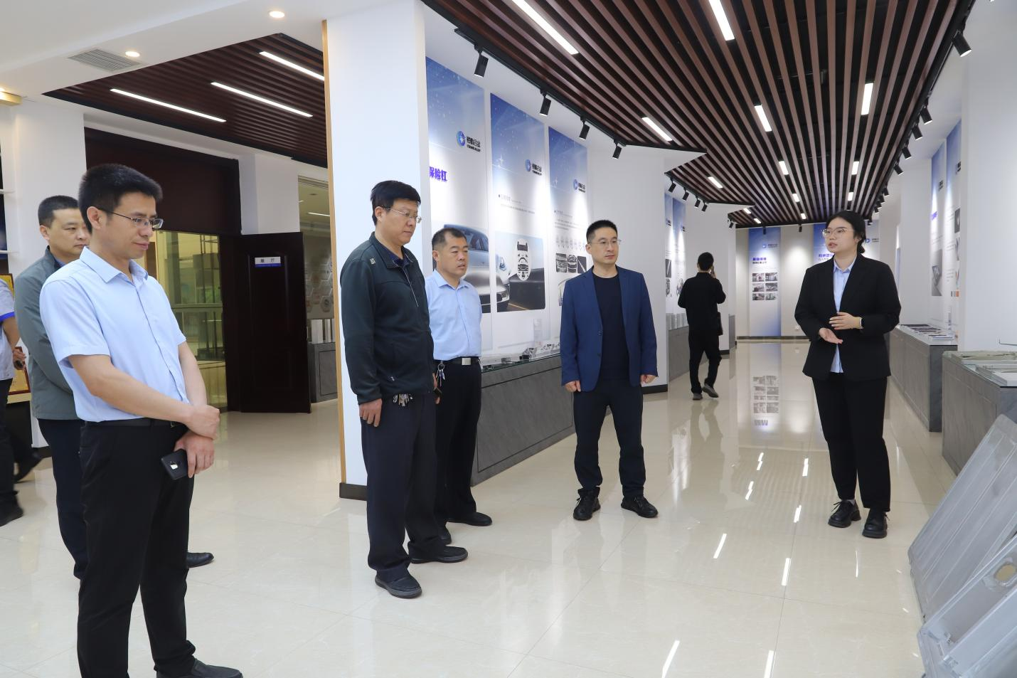 邹平市人大常委会专题调研组来山东hjc黄金城集团开展《山东省先进制造业促进条例》立法调研