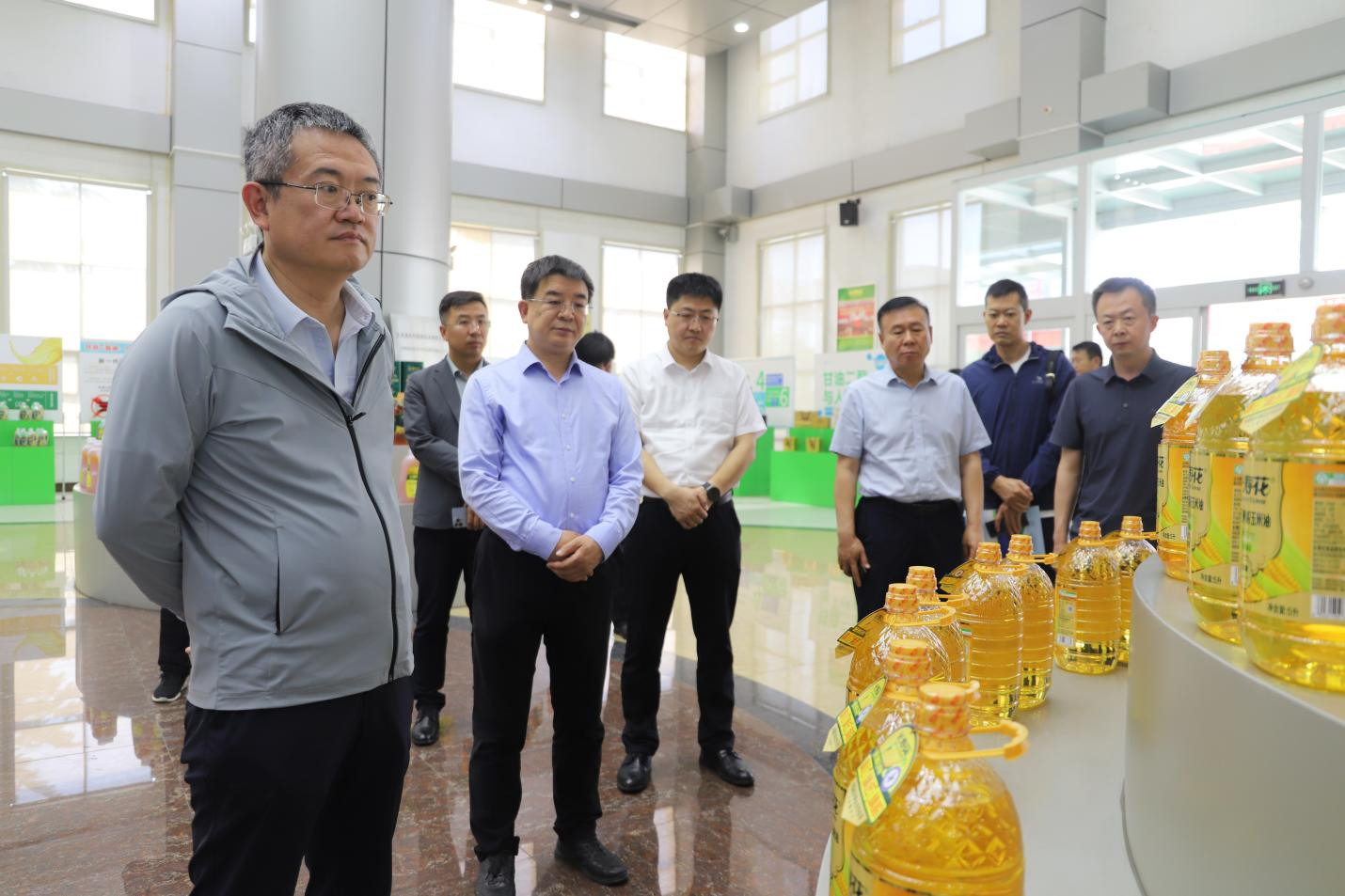 新疆阿克苏地委副书记郭涛一行来山东hjc黄金城集团考察