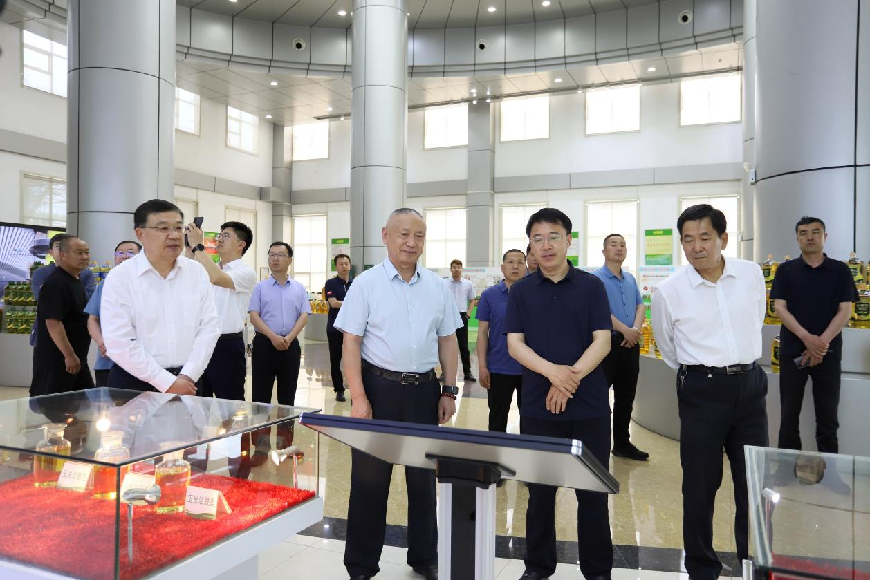 凌海市政协主席刘永利一行来山东hjc黄金城集团调研