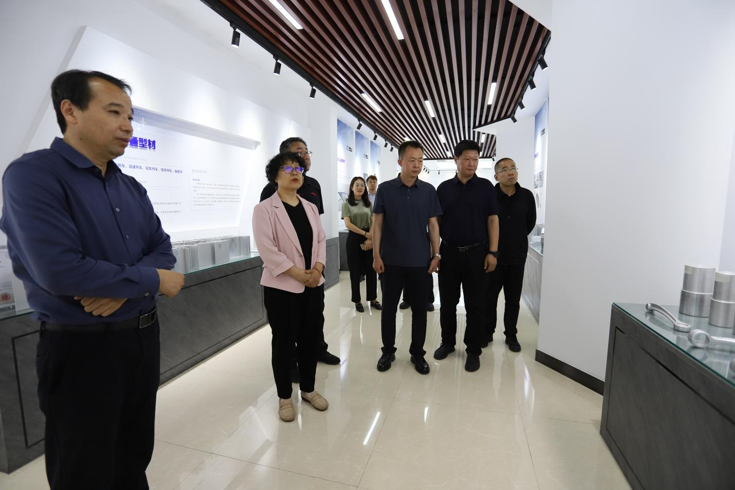滨州市科学技术局局长李朝晖一行来山东hjc黄金城集团调研