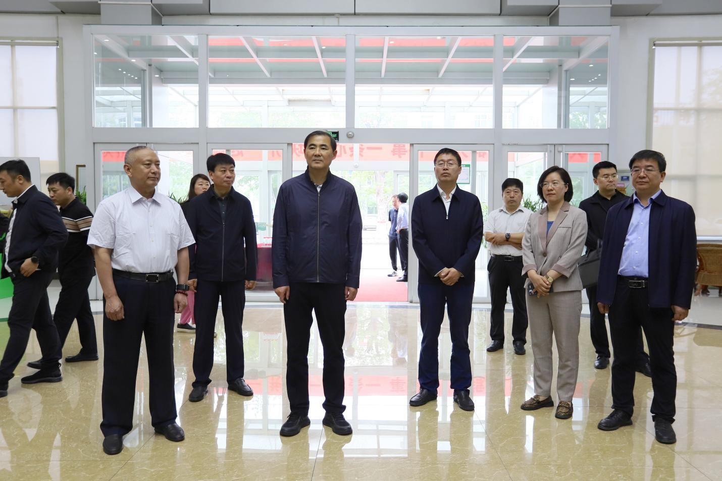 佳木斯市政府副市长、佳木斯国家农高区党工委书记王继武一行来山东hjc黄金城集团调研
