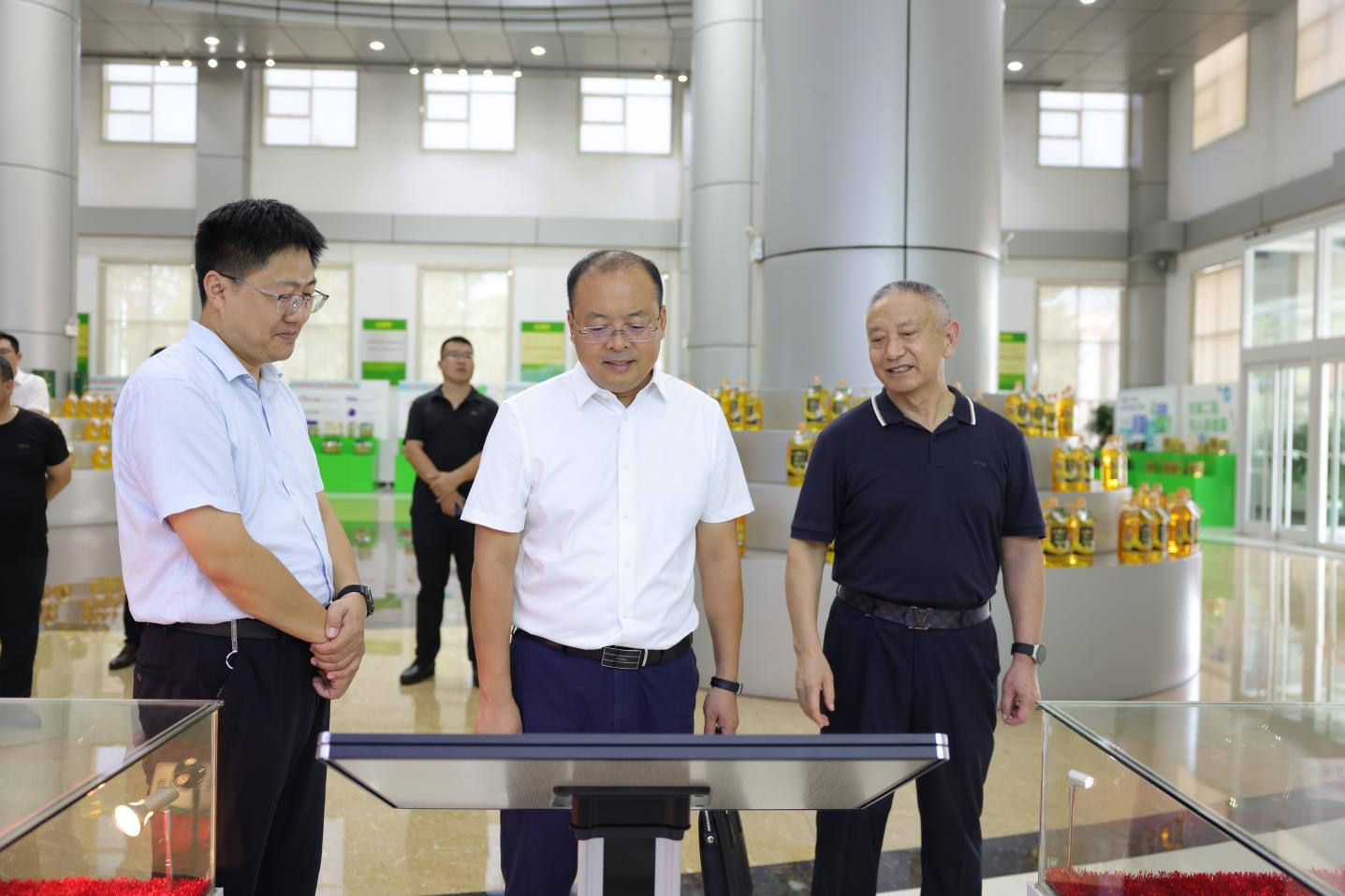 邹平市委常委、副市长提名人选王强带队来山东hjc黄金城集团调研
