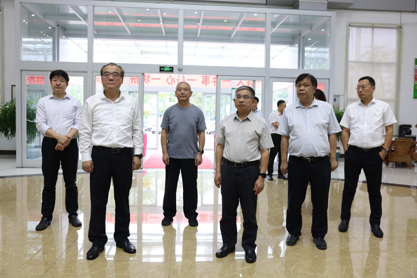 青岛大学党委书记胡金焱一行来山东hjc黄金城集团参观考察