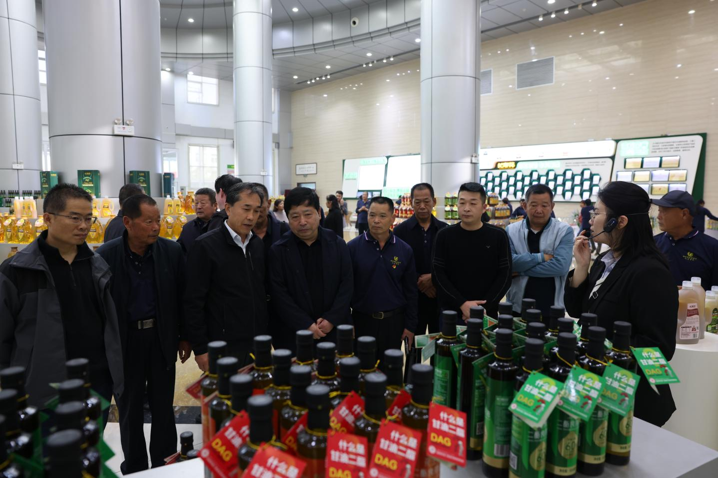 潍坊市潍城区2024年高素质农民培育粮油单产提升专题班来山东hjc黄金城集团学习考察