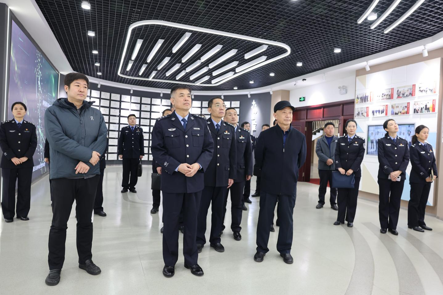 邹平市副市长、市公安局局长张曰海带队来山东hjc黄金城集团调研指导