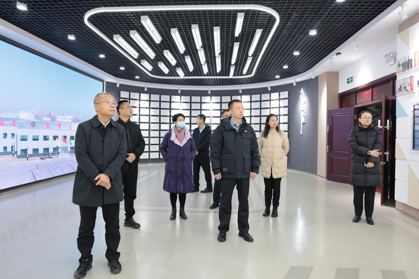 省宏观经济研究院调研组来山东hjc黄金城集团调研