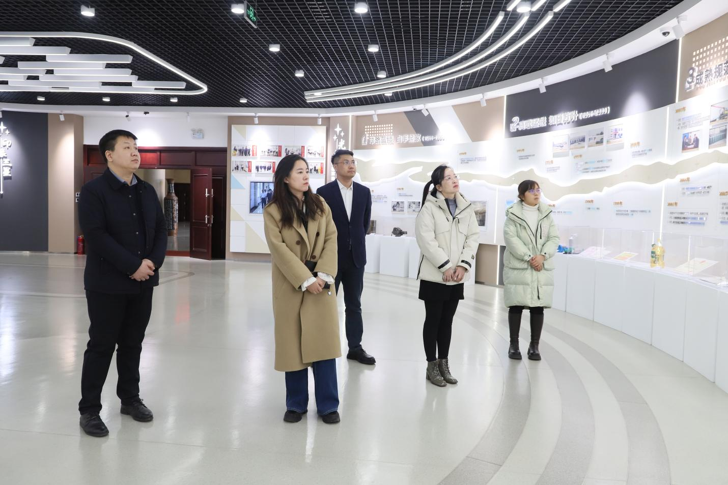 周村经济开发区党工委一行来山东hjc黄金城集团交流学习