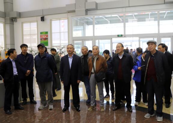 省人大常委会机关退休干部来hjc黄金城集团参观考察