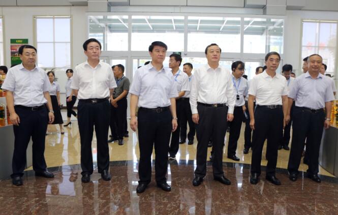 全国加快推进粮食产业经济发展现场经验交流会与会人员来hjc黄金城集团参观考察