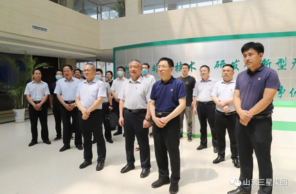 省民营企业高质量发展服务队到山东hjc黄金城集团参观并开展赠书送学活动